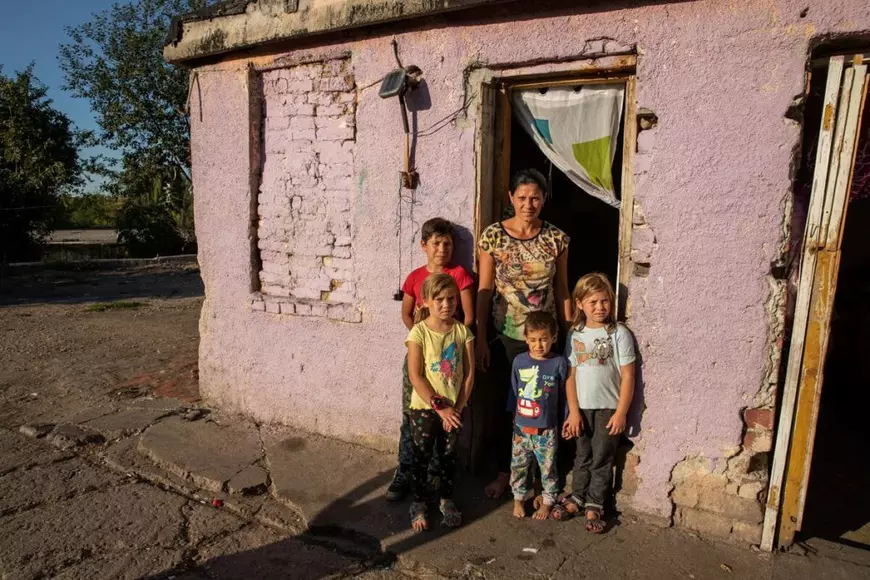 A doua zi de școală pentru familia stabilită în ruinele uzinei Steagul Roșu. Gemenele vor curent pentru lecții