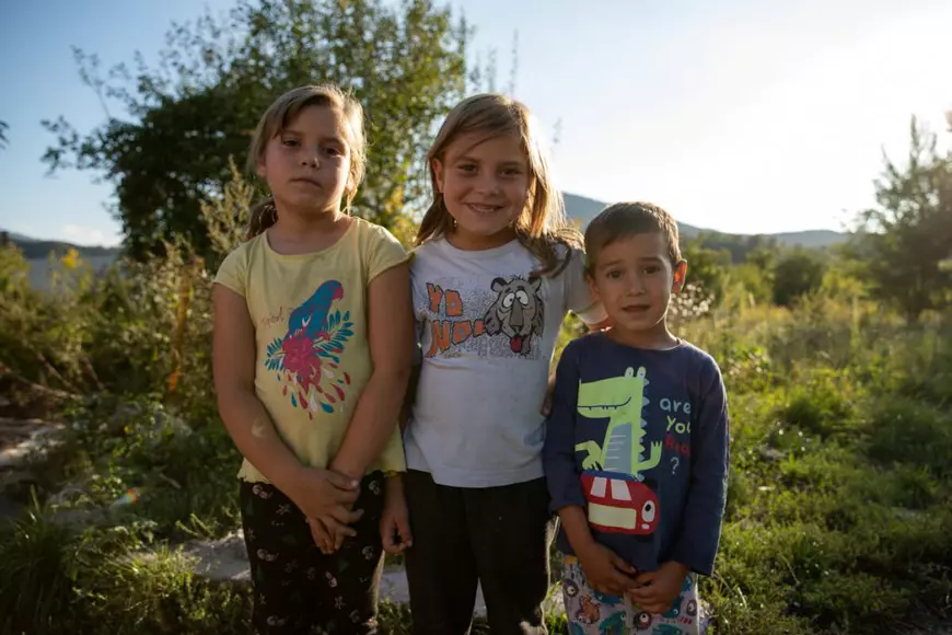 A doua zi de școală pentru familia stabilită în ruinele uzinei Steagul Roșu. Gemenele vor curent pentru lecții