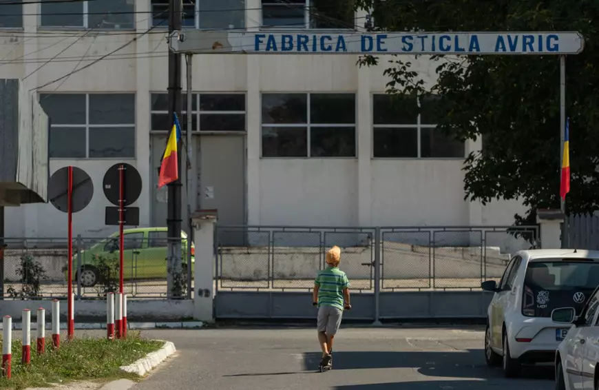 O tradiție de secole, băgată în pământ de COVID-19. Tulburările economice aduse de pandemie au închis fabrica de sticlă de la Avrig