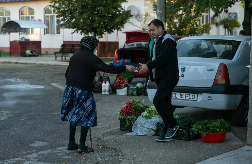 Odată cu primii votanți, au venit și primii comercianți