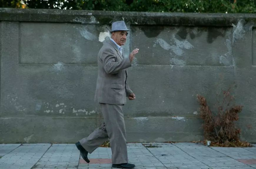 Reportaj din comuna din Călărași în care un candidat vrea să folosească banii “în detrimentul oamenilor”, iar viceprimarul și-a plimbat calul pe post de panou electoral: “Să nu se mai umble cu furăciuni”