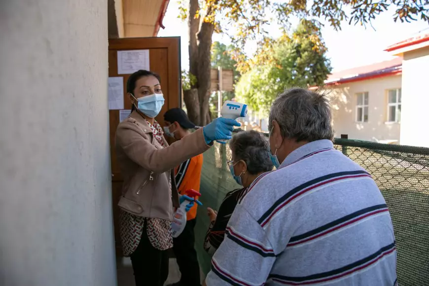 Alegătorilor li se verifică temperatura la intrarea în secția de votare