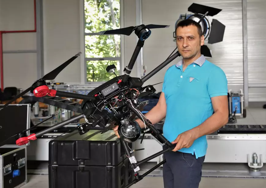 Drone românești trimise la luptă împotriva COVID-19. Misiunea lor: livrări urgente și depistarea oamenilor care nu poartă mască