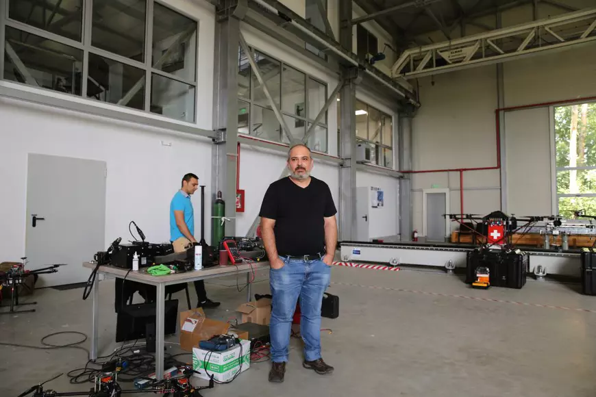 Drone românești trimise la luptă împotriva COVID-19. Misiunea lor: livrări urgente și depistarea oamenilor care nu poartă mască