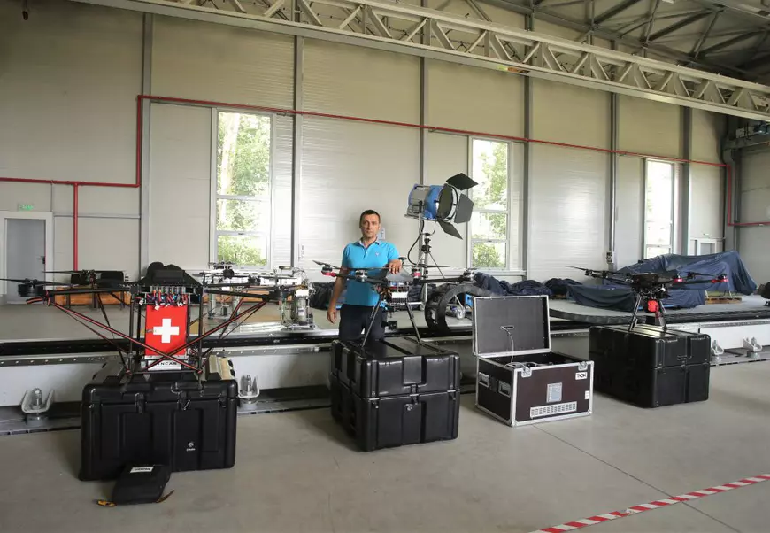 Drone românești trimise la luptă împotriva COVID-19. Misiunea lor: livrări urgente și depistarea oamenilor care nu poartă mască