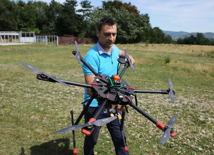 Drone românești trimise la luptă împotriva COVID-19. Misiunea lor: livrări urgente și depistarea oamenilor care nu poartă mască