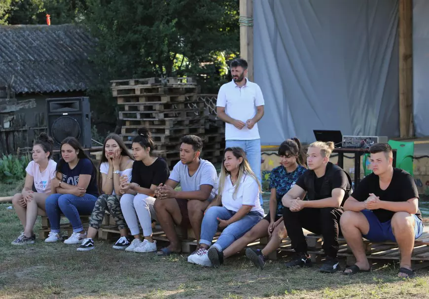 VIDEO | Un tânăr regizor face educaţie pentru copii într-un oraş fără buget pentru cultură: “În Făurei, poţi merge la fotbal, la Bănel, sau poţi veni la teatru. Altă alegere nu ai”