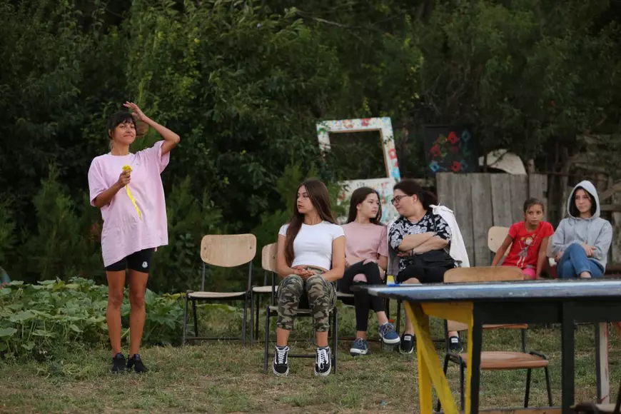 VIDEO | Un tânăr regizor face educaţie pentru copii într-un oraş fără buget pentru cultură: “În Făurei, poţi merge la fotbal, la Bănel, sau poţi veni la teatru. Altă alegere nu ai”