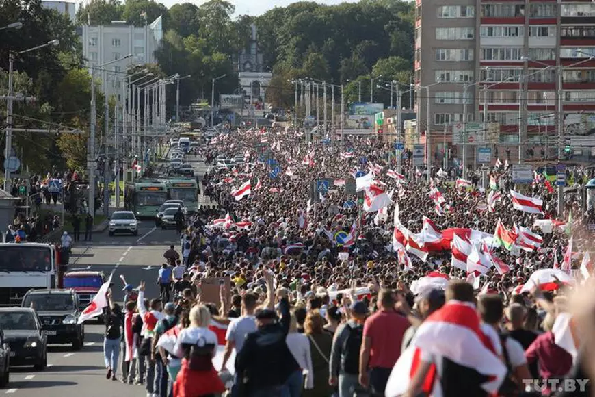 VIDEO | Noi proteste de amploare în Belarus, cu 100.000 de participanți. Poliția antirevoltă a arestat peste 250 de persoane