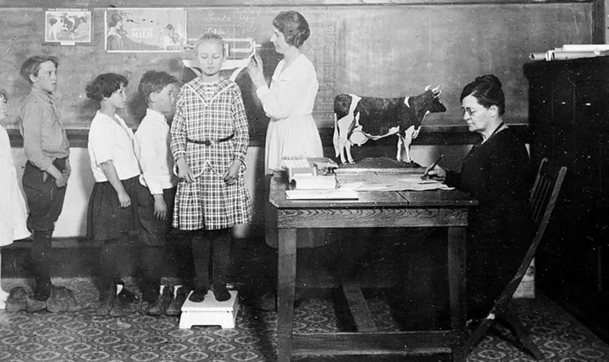 În vârful pandemiei din 1918, unele orașe mari au păstrat școlile deschise. Care au fost urmările și ce putem învăța în 2020