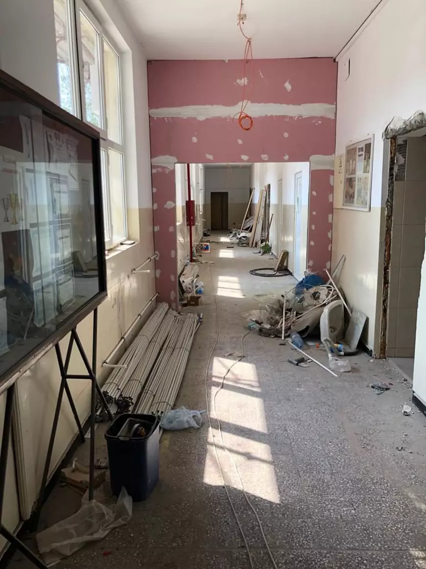 După şase luni în care nu au mers la şcoală, mii de copii din sectorul 6 al Capitalei vor învăţa în containere modulare, unde distanţarea fizică nu poate fi respectată