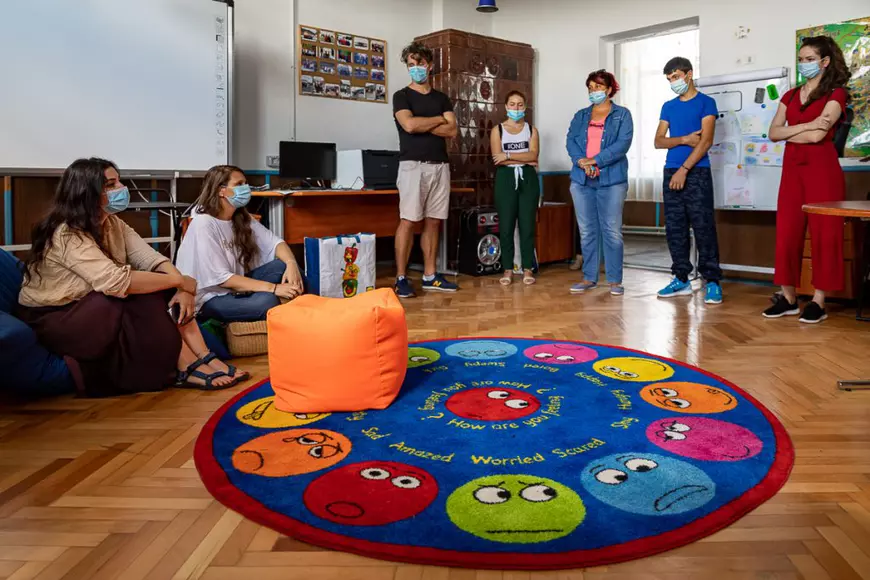 Profesor dintr-un sat uitat: ”România de la oraş, cu prea mulţi copii în şcoli, şi România de la sat, cu prea puţini copii în şcoli. Dar  copiii sunt la fel, e aceeaşi scânteiuţă în ochi”