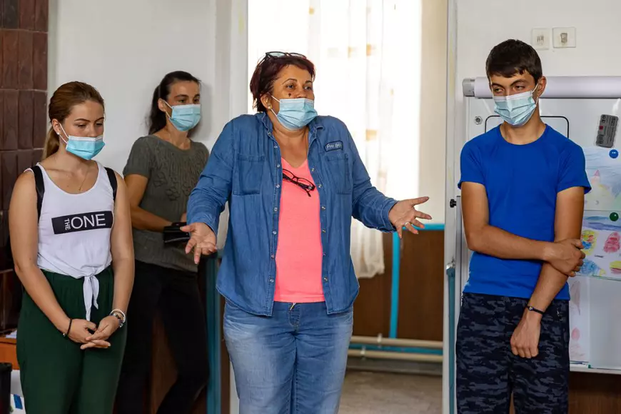 Profesor dintr-un sat uitat: ”România de la oraş, cu prea mulţi copii în şcoli, şi România de la sat, cu prea puţini copii în şcoli. Dar  copiii sunt la fel, e aceeaşi scânteiuţă în ochi”