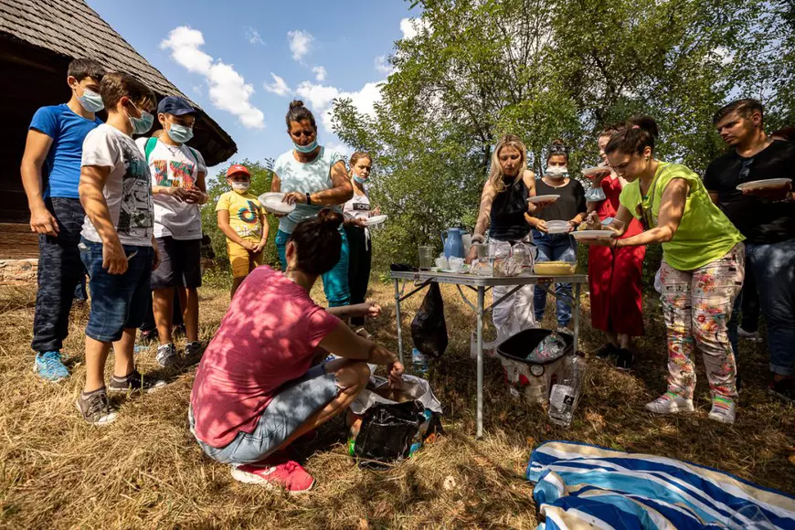 Profesor dintr-un sat uitat: ”România de la oraş, cu prea mulţi copii în şcoli, şi România de la sat, cu prea puţini copii în şcoli. Dar  copiii sunt la fel, e aceeaşi scânteiuţă în ochi”