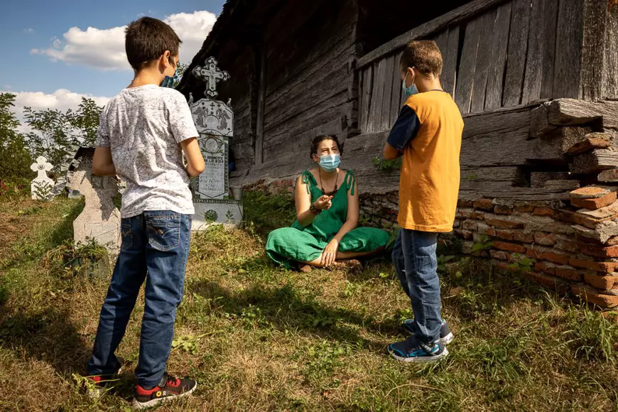 Profesor dintr-un sat uitat: ”România de la oraş, cu prea mulţi copii în şcoli, şi România de la sat, cu prea puţini copii în şcoli. Dar  copiii sunt la fel, e aceeaşi scânteiuţă în ochi”