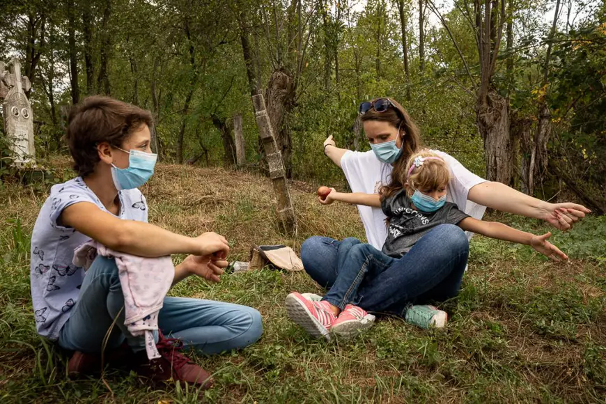 Profesor dintr-un sat uitat: ”România de la oraş, cu prea mulţi copii în şcoli, şi România de la sat, cu prea puţini copii în şcoli. Dar  copiii sunt la fel, e aceeaşi scânteiuţă în ochi”