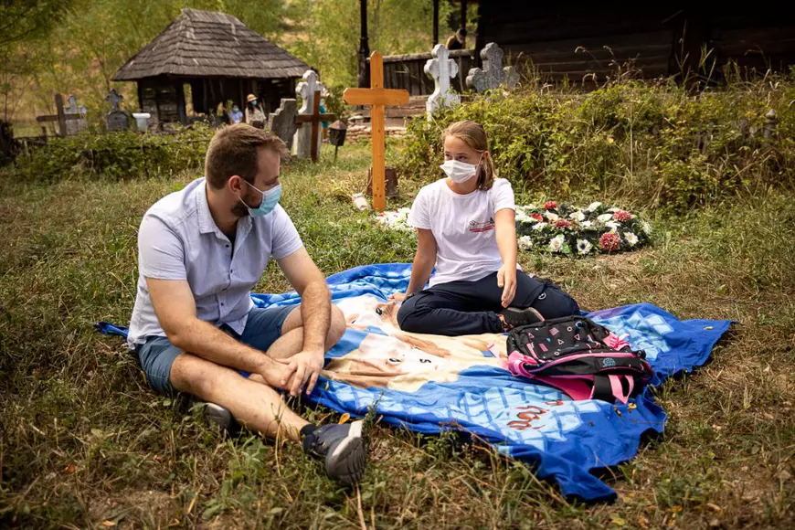 Profesor dintr-un sat uitat: ”România de la oraş, cu prea mulţi copii în şcoli, şi România de la sat, cu prea puţini copii în şcoli. Dar  copiii sunt la fel, e aceeaşi scânteiuţă în ochi”