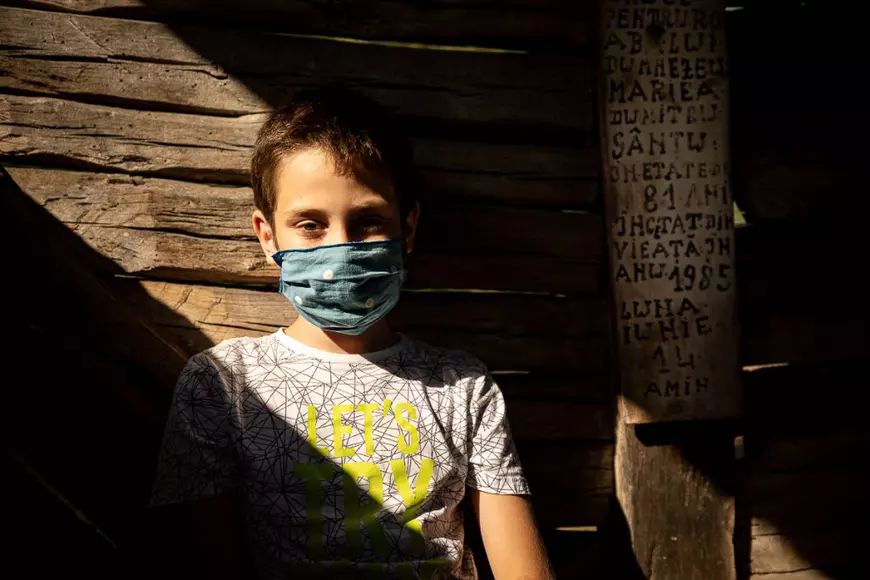 Profesor dintr-un sat uitat: ”România de la oraş, cu prea mulţi copii în şcoli, şi România de la sat, cu prea puţini copii în şcoli. Dar  copiii sunt la fel, e aceeaşi scânteiuţă în ochi”