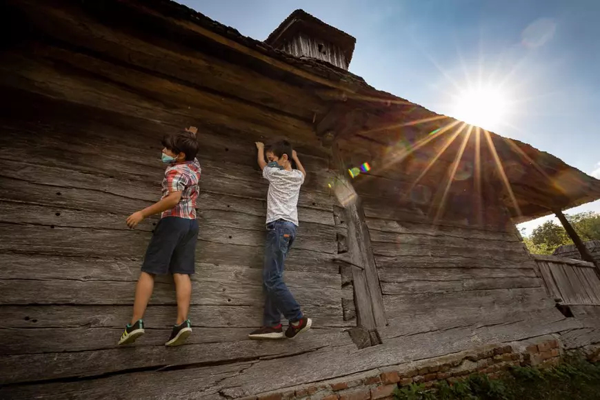 Profesor dintr-un sat uitat: ”România de la oraş, cu prea mulţi copii în şcoli, şi România de la sat, cu prea puţini copii în şcoli. Dar  copiii sunt la fel, e aceeaşi scânteiuţă în ochi”