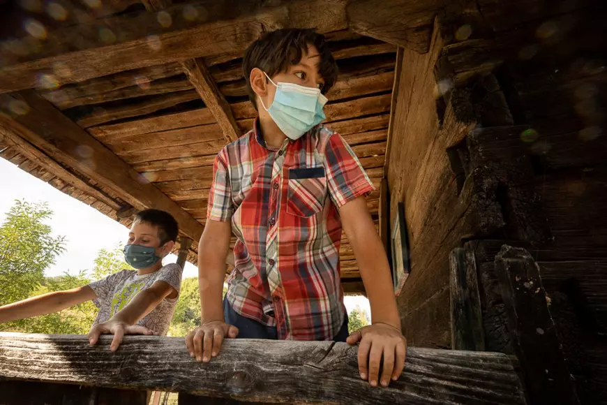 Profesor dintr-un sat uitat: ”România de la oraş, cu prea mulţi copii în şcoli, şi România de la sat, cu prea puţini copii în şcoli. Dar  copiii sunt la fel, e aceeaşi scânteiuţă în ochi”