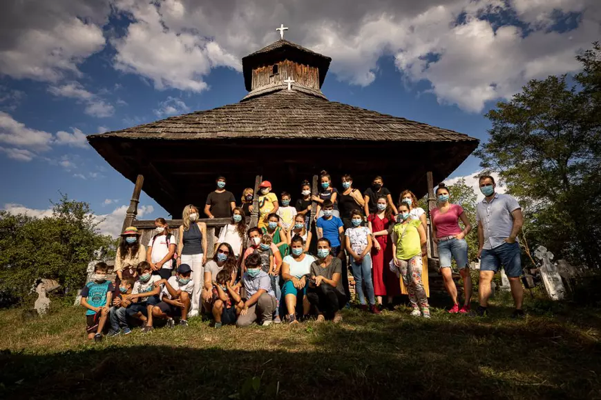 Profesor dintr-un sat uitat: ”România de la oraş, cu prea mulţi copii în şcoli, şi România de la sat, cu prea puţini copii în şcoli. Dar  copiii sunt la fel, e aceeaşi scânteiuţă în ochi”