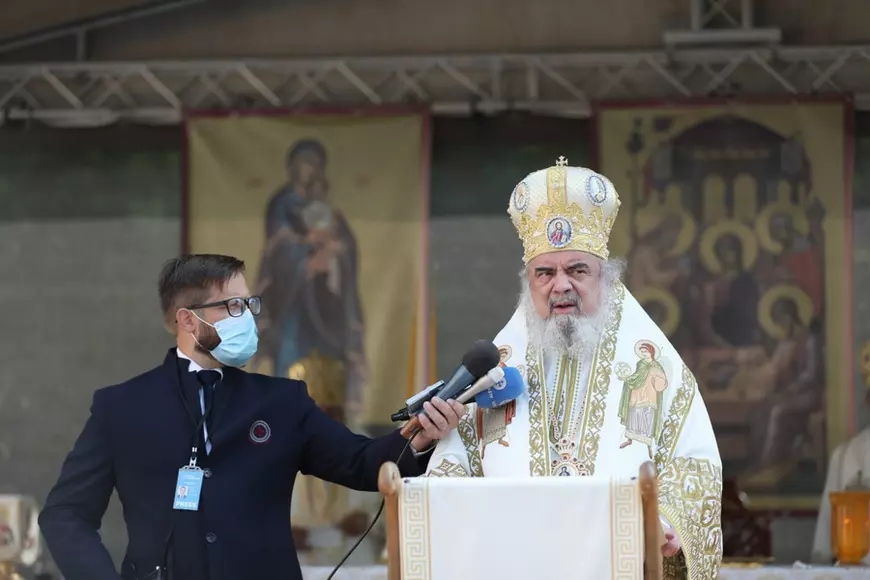 VIDEO | Aglomerație la o mănăstire din Bihor, la care participă și Patriarhul Daniel. Oamenii s-au înghesuit să intre în Sfântul Altar