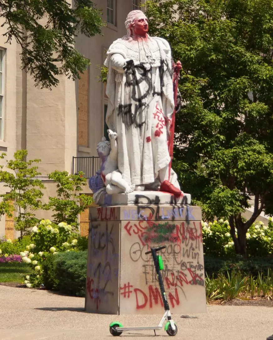 O statuie veche de 200 de ani, vandalizată în timpul tensiunilor rasiale din SUA, a fost înlăturată de autorități