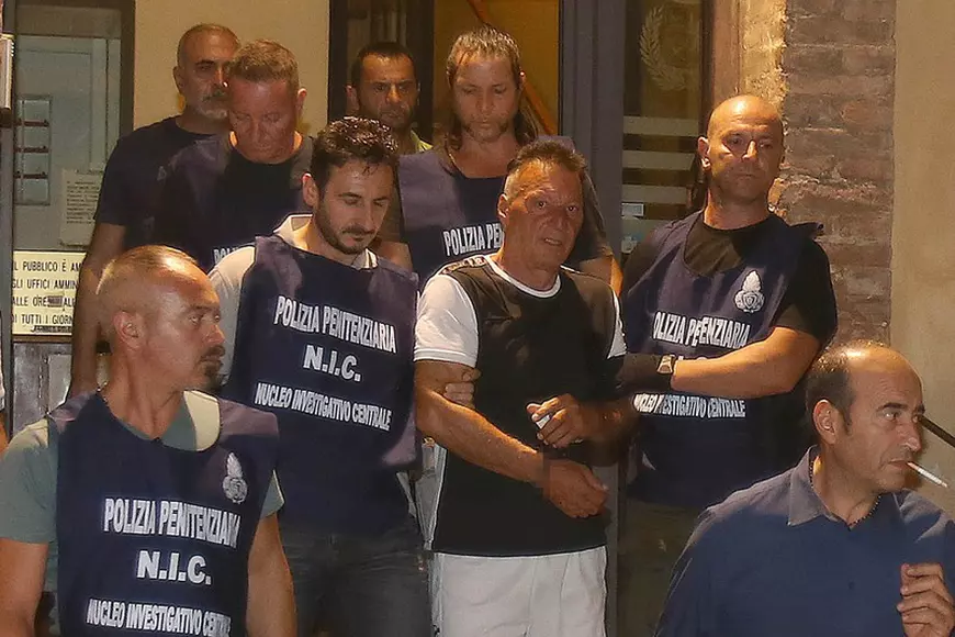 ​VIDEO | Criminalul ”Johnny Țiganul” a fost arestat în Sardinia, după a șaptea evadare. Era ascuns într-un țarc de oi