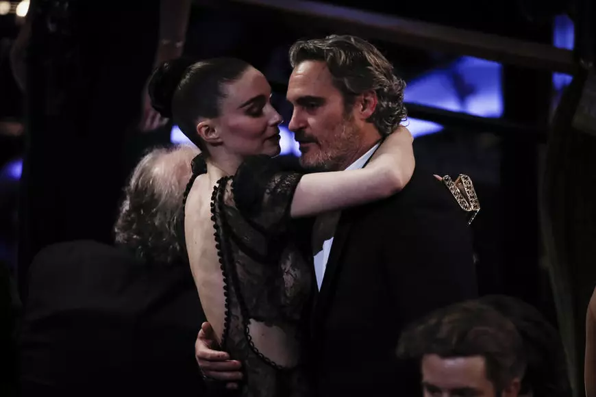 Actorii Joaquin Phoenix şi Rooney Mara au devenit părinţii unui băieţel. Ce nume i-au pus copilului