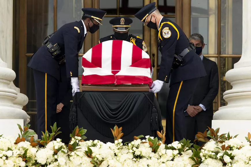 Donald Trump, huiduit la Curtea Supremă, unde a mers să-i aducă un ultim omagiu judecătoarei Ginsburg