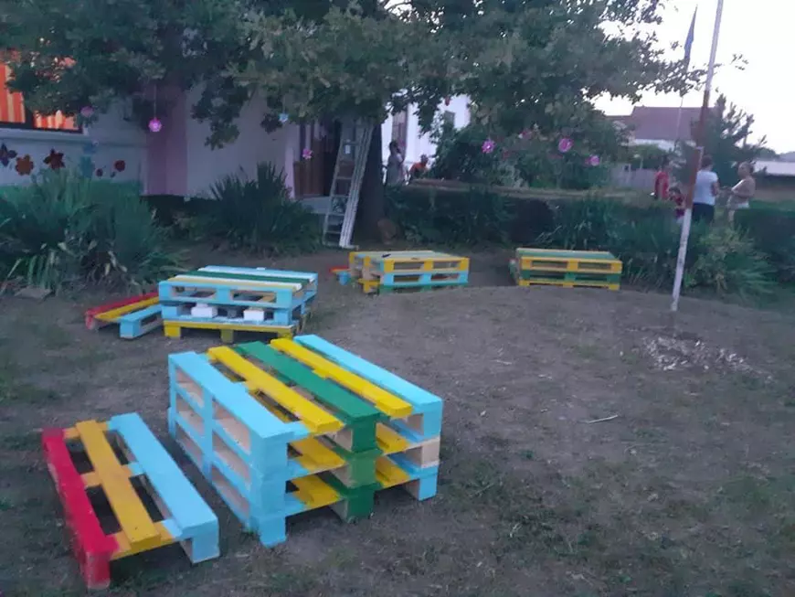 FOTO | Școală în aer liber. Cum au amenajat spațiile în care vor învăța elevii mai multe unități de învățământ din România