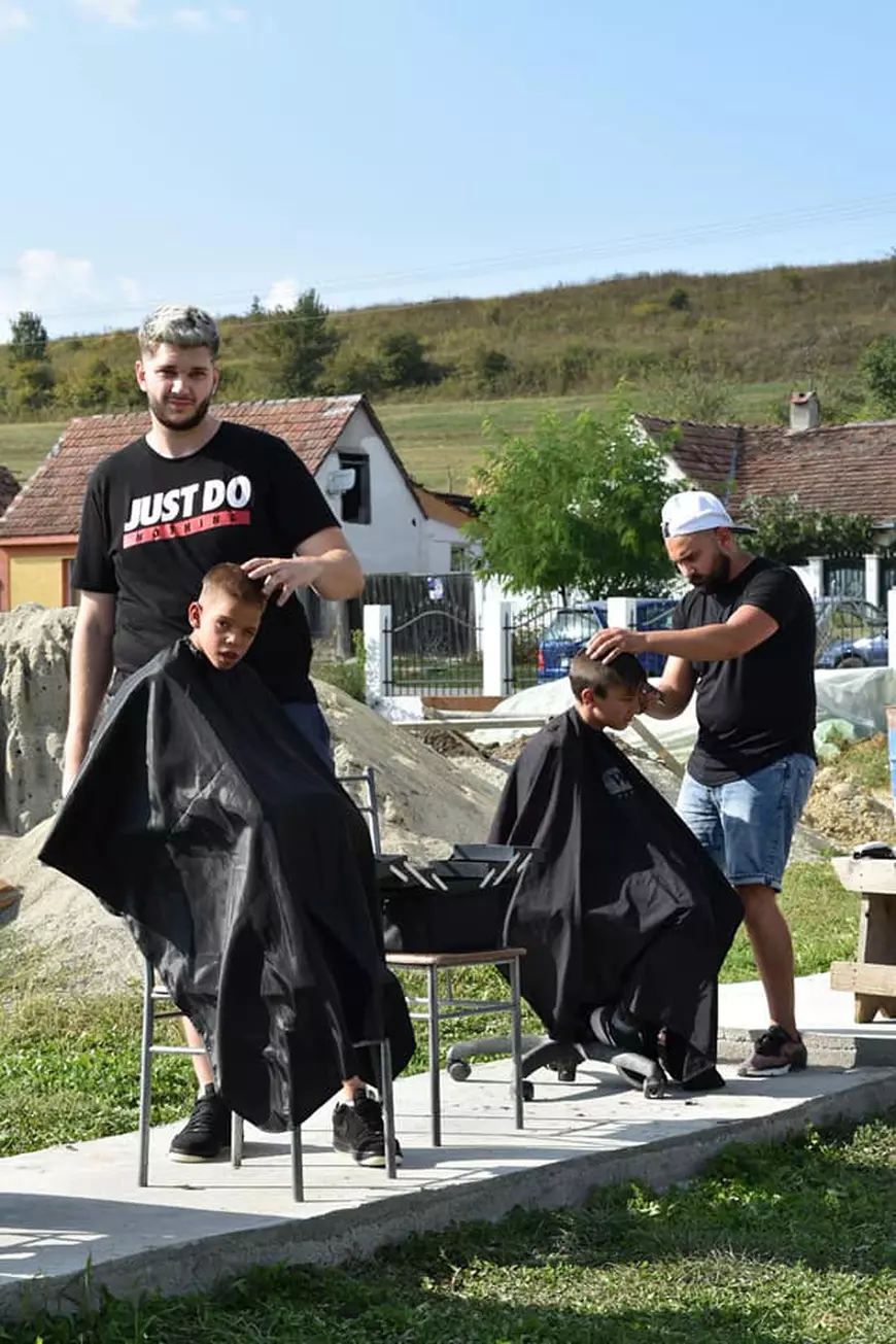 Într-o comună săsească din Sibiu, uitată de lume, un tânăr frizer și ucenicii săi tund gratis copiii nevoiași din împrejurimi: "Mi-am dorit să-i ajut cumva"