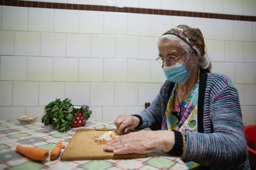 Tanti Oița din Ploiești, stră-străbunica de 96 de ani care s-a vindecat de coronavirus. „Mă visam tăind ceapă”