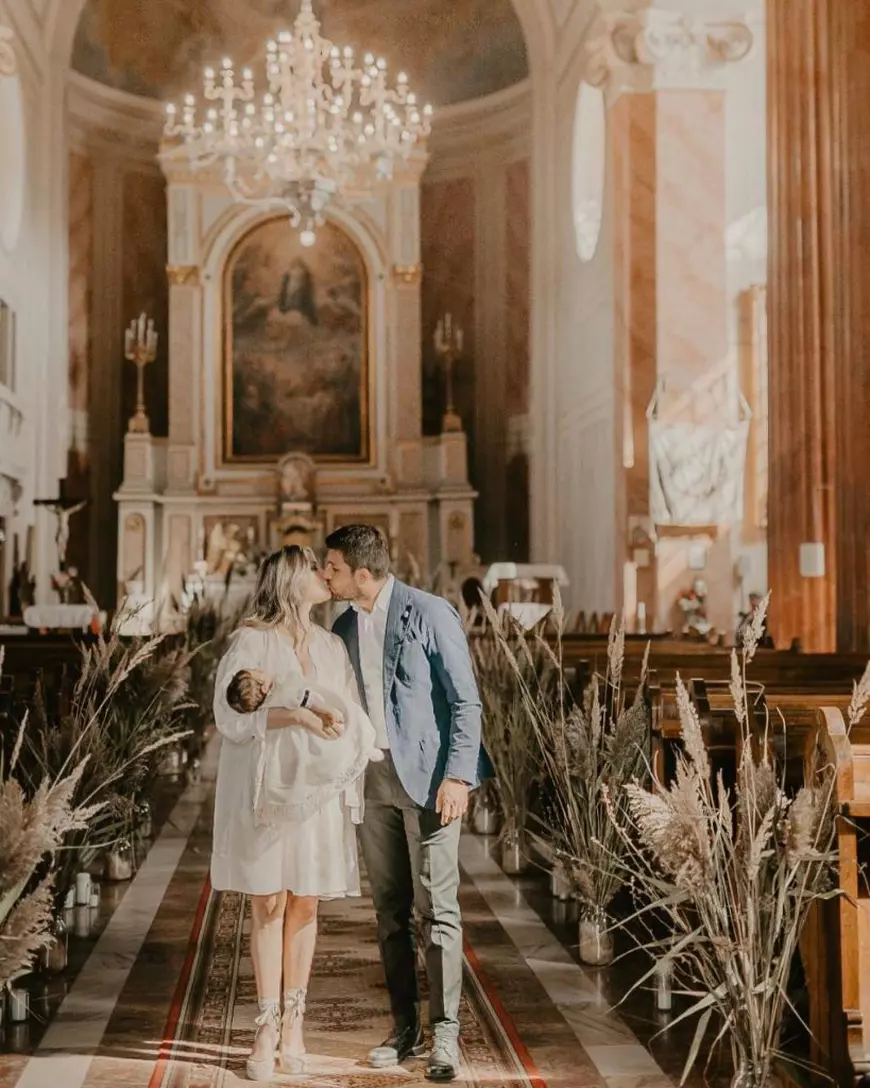 Laura Cosoi și Cosmin Curticăpean și-au botezat fetița. Imagini rare de la creștinarea Verei