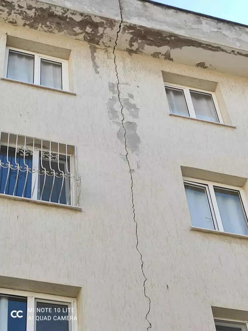 Noapte de coșmar în vestul Turciei, după cutremur. Româncă: ”În oraș se montează corturi, oamenilor le e frică să doarmă în casele lor”