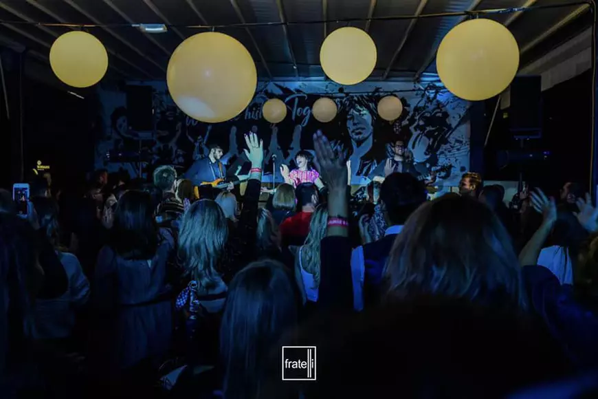 Sute de petrecăreți s-au înghesuit la un concert în Iași. Patroni: “Nu suntem stăpânii clienților”