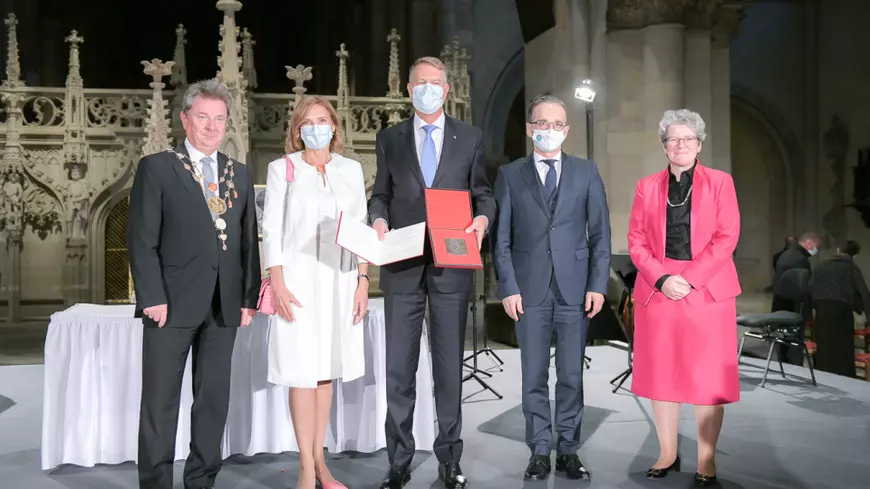 Preşedintele Iohannis a primit, în Germania, premiul „Otto cel Mare” pentru „onorarea marilor merite în procesul european de unificare”