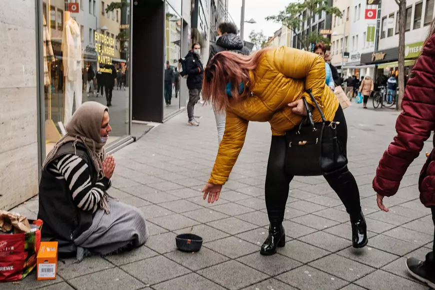Câmpurile din Germania sunt pline de muncitori români și de abuzuri. “Vedem exact cât de perfid e sistemul”