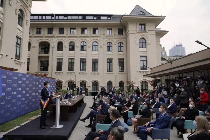 Nicușor Dan și consilierii generali, la ceremonia de învestire. Foto: Vlad Chirea / Libertatea