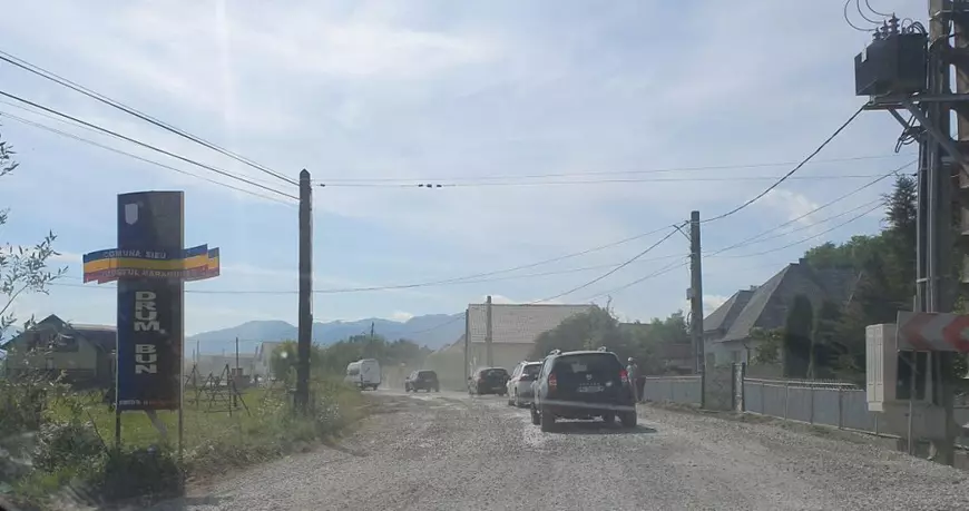 În Maramureș, „Drumul Groazei” a devenit „Șantierul Groazei”. Primarii, revoltați de modul în care este reabilitat DJ 186 de fosta firmă a unor interlopi!