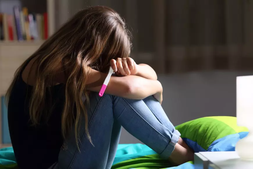 O adolescentă și-a ucis bebeluşul imediat după ce l-a născut. Medicii care au consultat-o pentru a-i scoate un chist de pe spate, în luna a opta, nu au văzut că fata era gravidă!