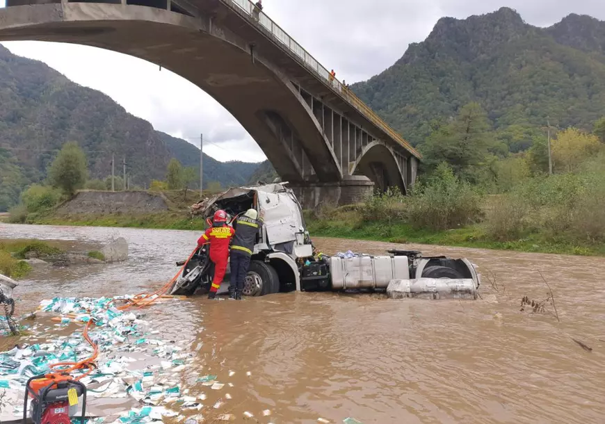 VIDEO | Un camion a căzut în albia râului Lotru, de la zeci de metri înălţime. Şoferul a murit. Trafic pe un singur fir pe Valea Oltului