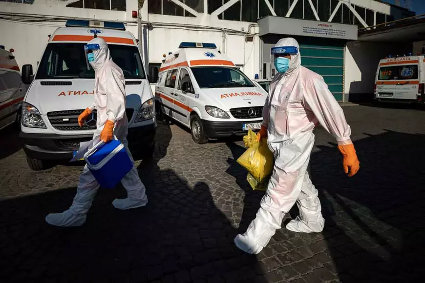 REPORTAJ cu ambulanța în București: echipajele au ajuns să viziteze acasă și câte 30 de pacienți cu COVID pe tură. “Avem nevoie de mai mulți oameni”