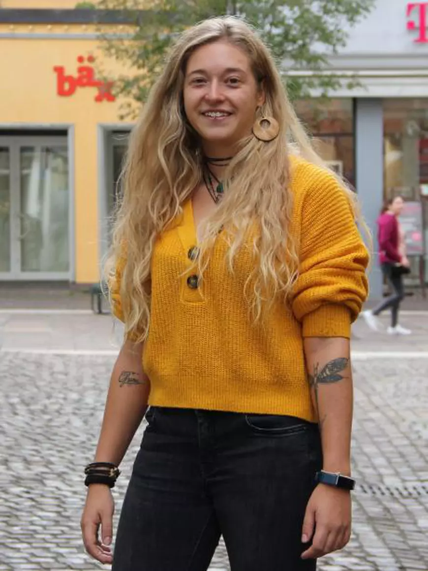 O tânără din Germania n-a fost primită în învățământ din cauză că are prea multe piercinguri