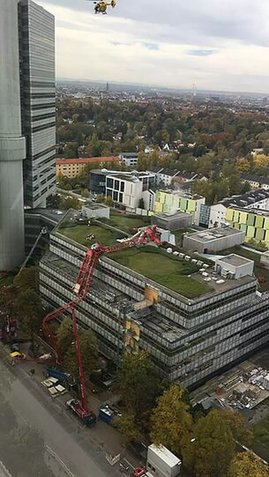 Doi români au căzut cu macaraua de la 30 de metri, de pe o clădire din München. Momentul a fost filmat