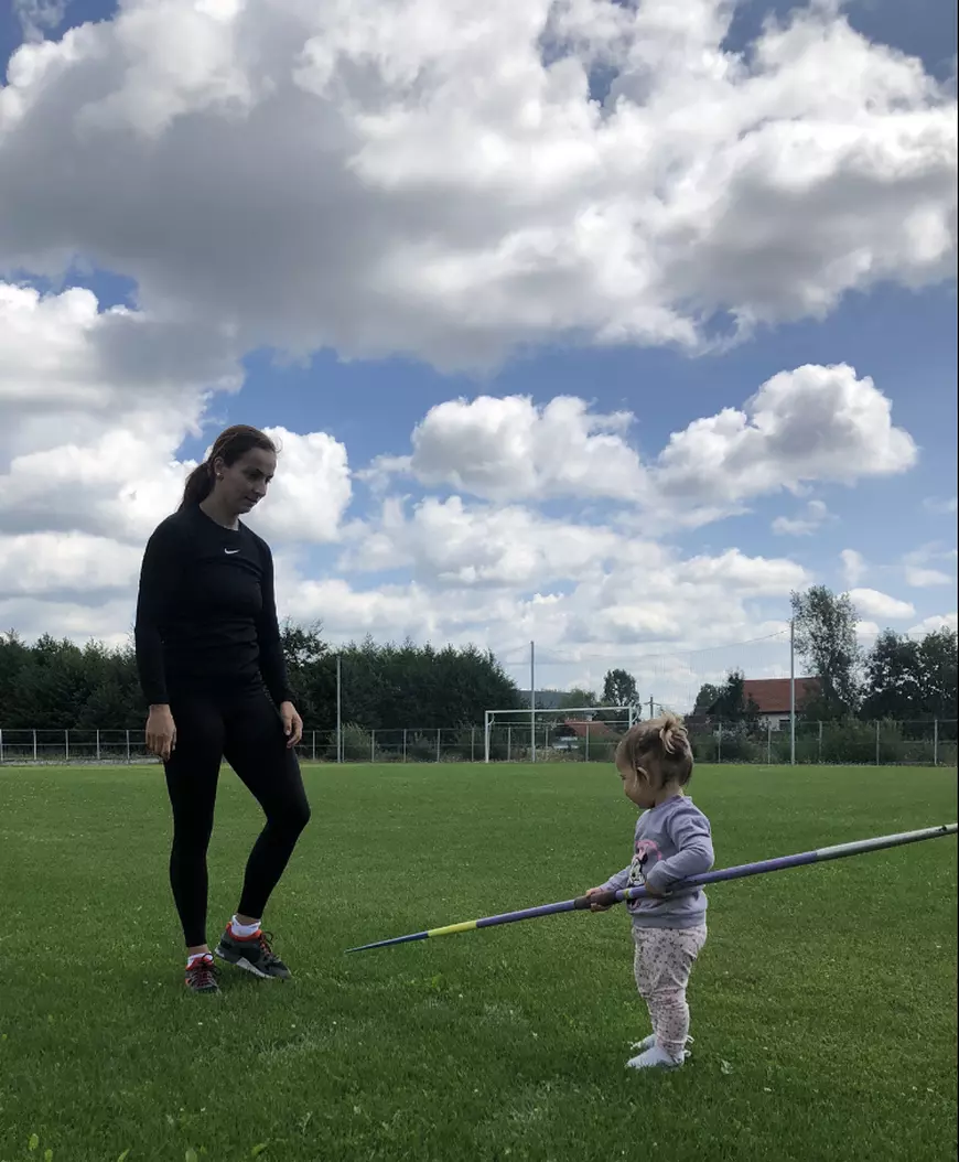 Aruncătoarea de suliță Eliza Oană, revelația Internaționalelor României: Încă o alăptez pe cea mică, iar soțul îmi spune: De unde atâta putere, când copiii te sorb de putere?