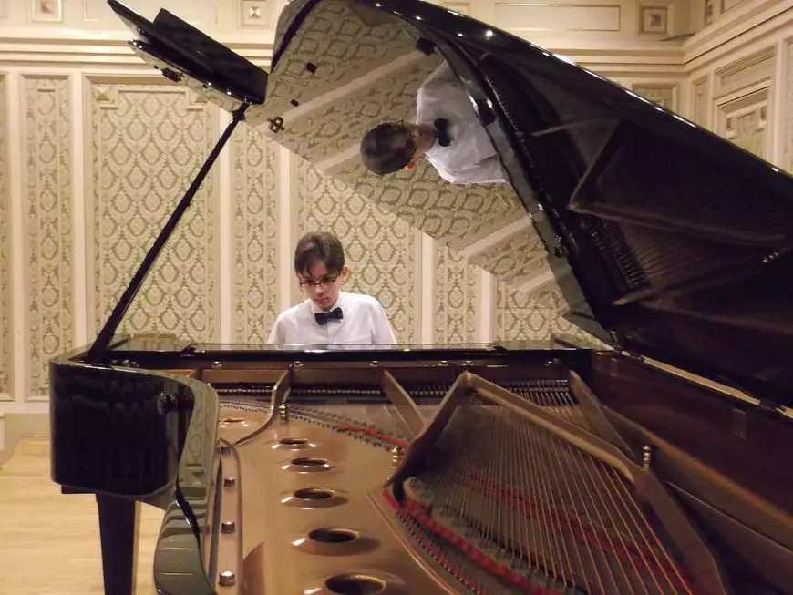 [Excelență la 14 ani] Valențiu Grigorescu, pianist cu vise mari, își găsește împlinirea în muzică (Publicitate)