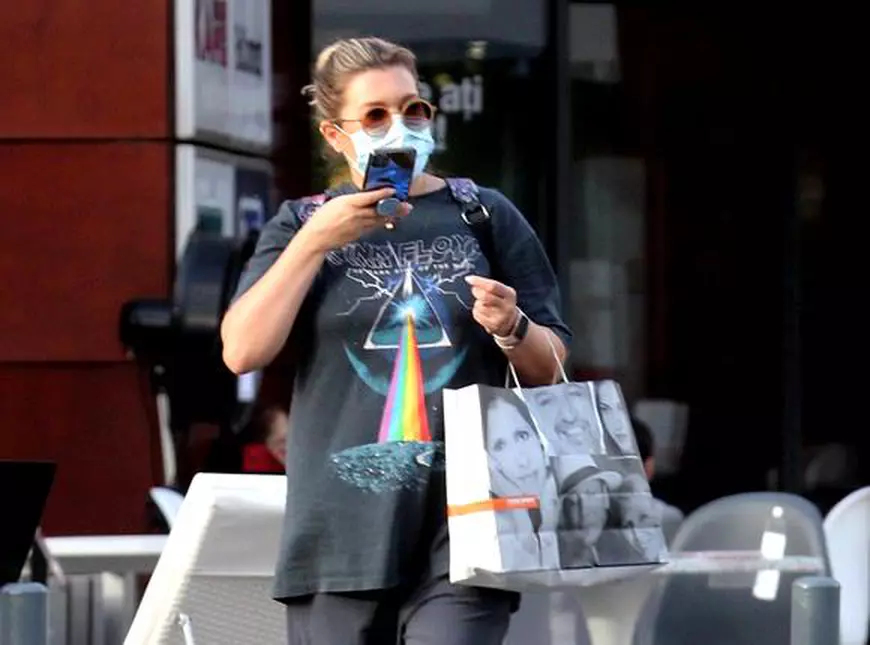 Cum arată Gina Pistol în cel de-al doilea trimestru de sarcină. Vedeta a fost surprinsă la cumpărături și a atras atenția tuturor