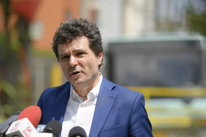 De ce a început montarea beculețelor de Crăciun: sunt antamate din 2018! Ce prevede contractul și ce spune Nicușor Dan