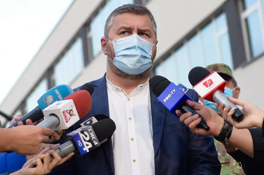 Doar 60.000 măști au fost distribuite din cele produse de utilajul de 1.000.000 euro, inaugurat cu mare fast de Orban. De ce s-au livrat numai 1,6% din total